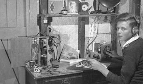 图片里的人是黑匣子的发明者：澳大利亚人，大卫·沃伦（David Warren）