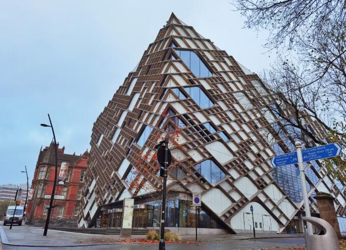 人潮涌动,满眼寂静