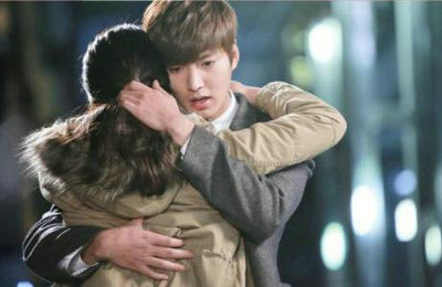 命运安排了人潮，扯散了你我的拥抱