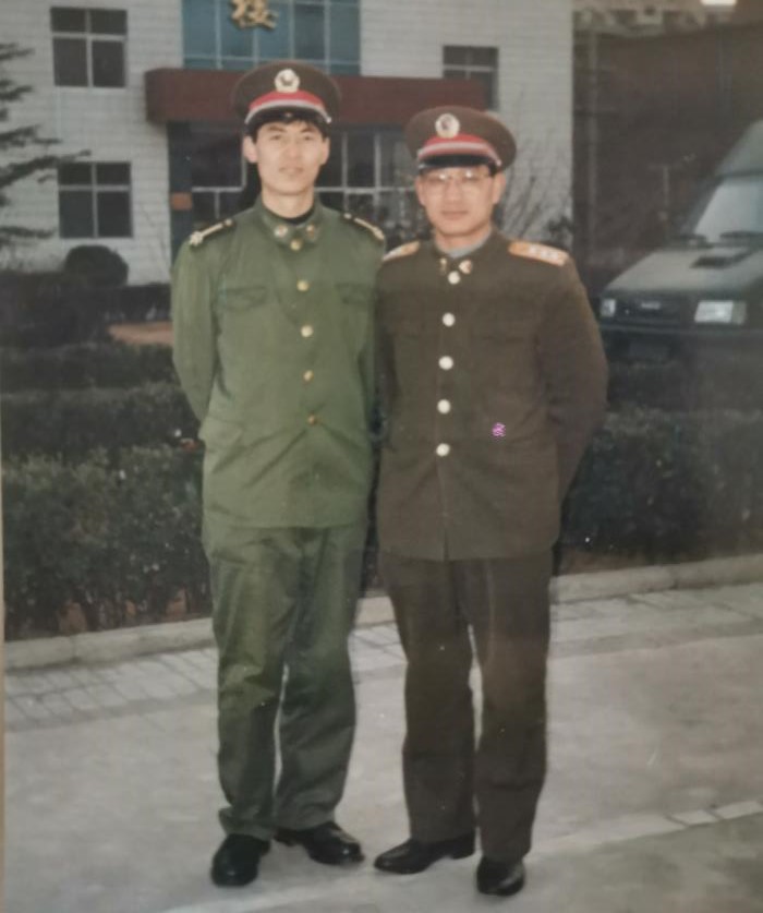 二人合影照片左侧是班长徐创军
