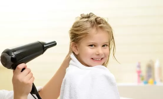 吹风机里缠入了头发怎样清理 如何用吹风机正确吹发