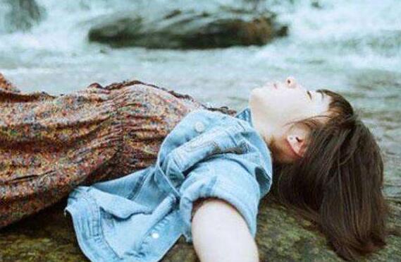 12条伤感句子:像只野猫,没了归宿,天黑了还在赶路