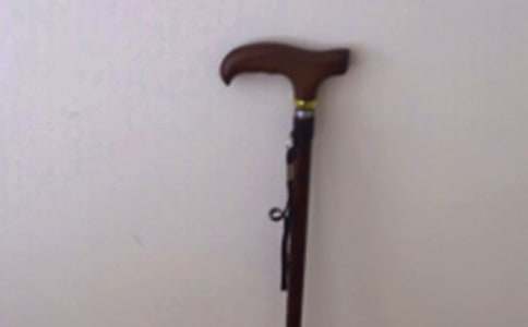 拐杖_拐巷处一片苍凉阅读答案