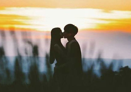 体会感叹爱情的句子