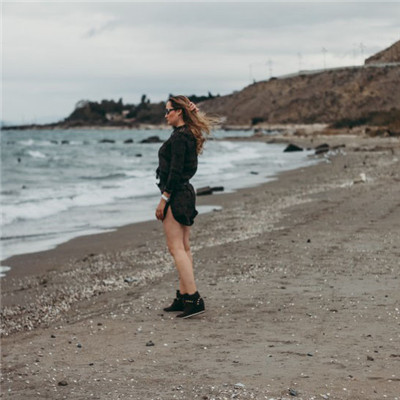 海边女生背影头像，欣赏到大海美丽的风景
