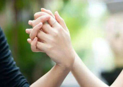 最美的爱情，不是天荒，也不是地老，只是在一起