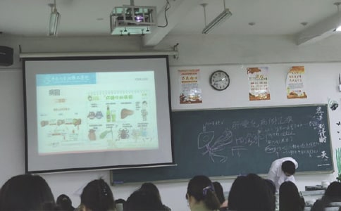 去报告厅上课五年级优秀作文