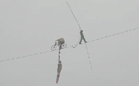 走钢丝的小女孩四年级作文