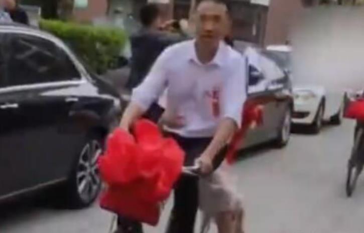 女子中秋送月饼送来送去回自己手上