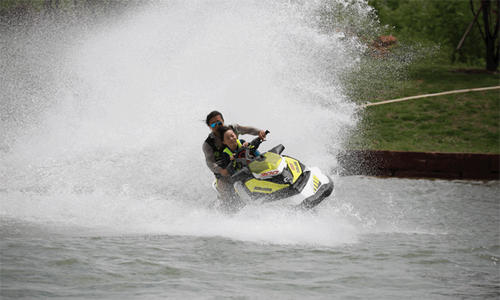 玩摩托艇的心情句子 说服顾客玩摩托艇的话语