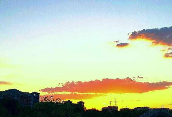 落日余晖霞满天