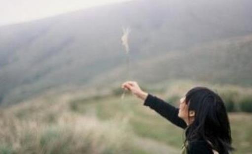 形容年轻女子的唯美句子 女生节赞美女生诗句诗词