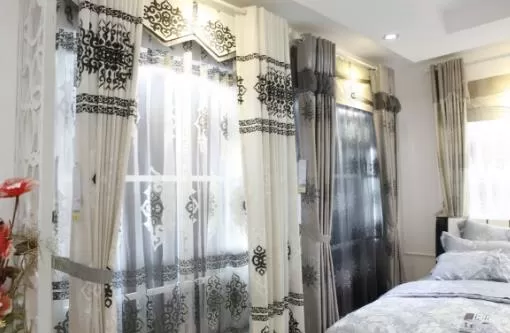 窗帘根本不用拆下来洗，家政阿姨教我一招，分分钟洗干净