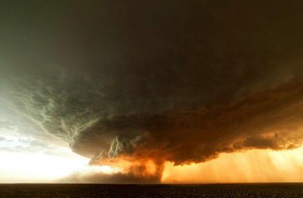 描写龙卷风的句子及图片