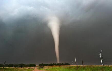 描写龙卷风的句子及图片