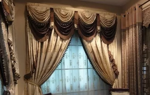 风格多变的窗帘 打破了生活的沉静气息